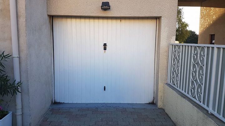 Avant les travaux : ancienne porte de garage basculante blanche