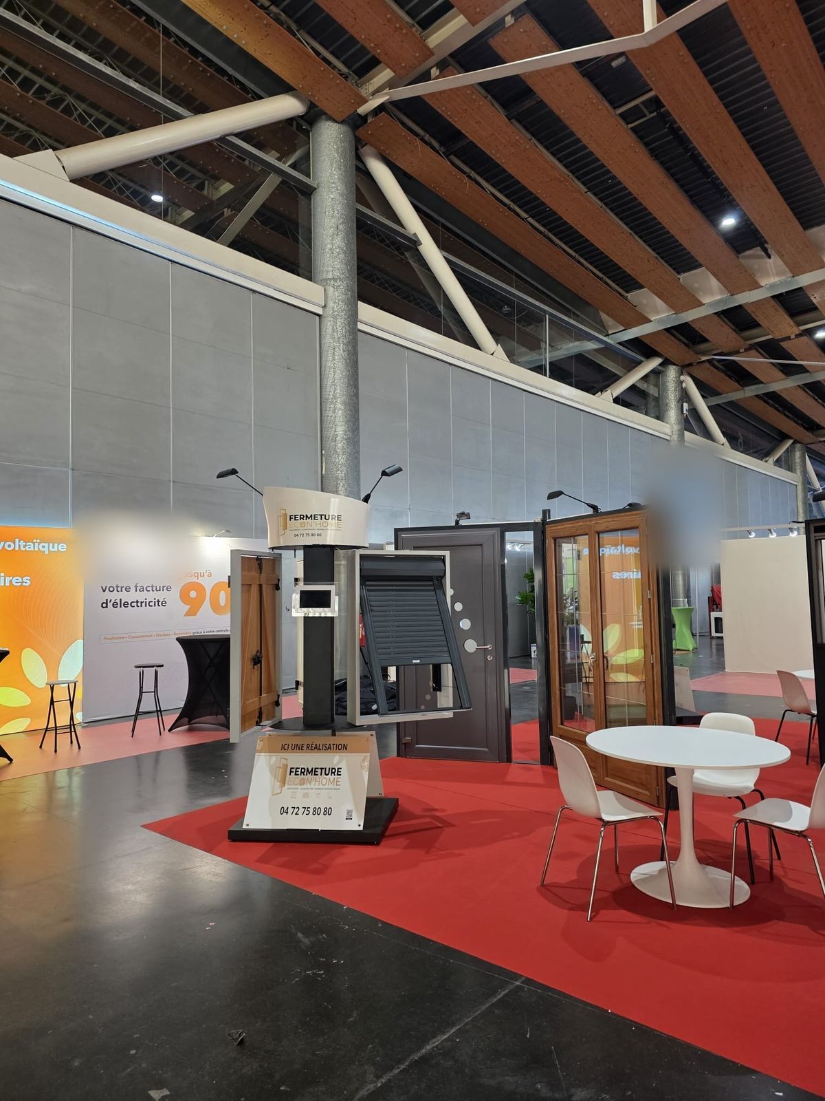 Portes d'entrée et volet roulant exposés autour d'une table d'accueil