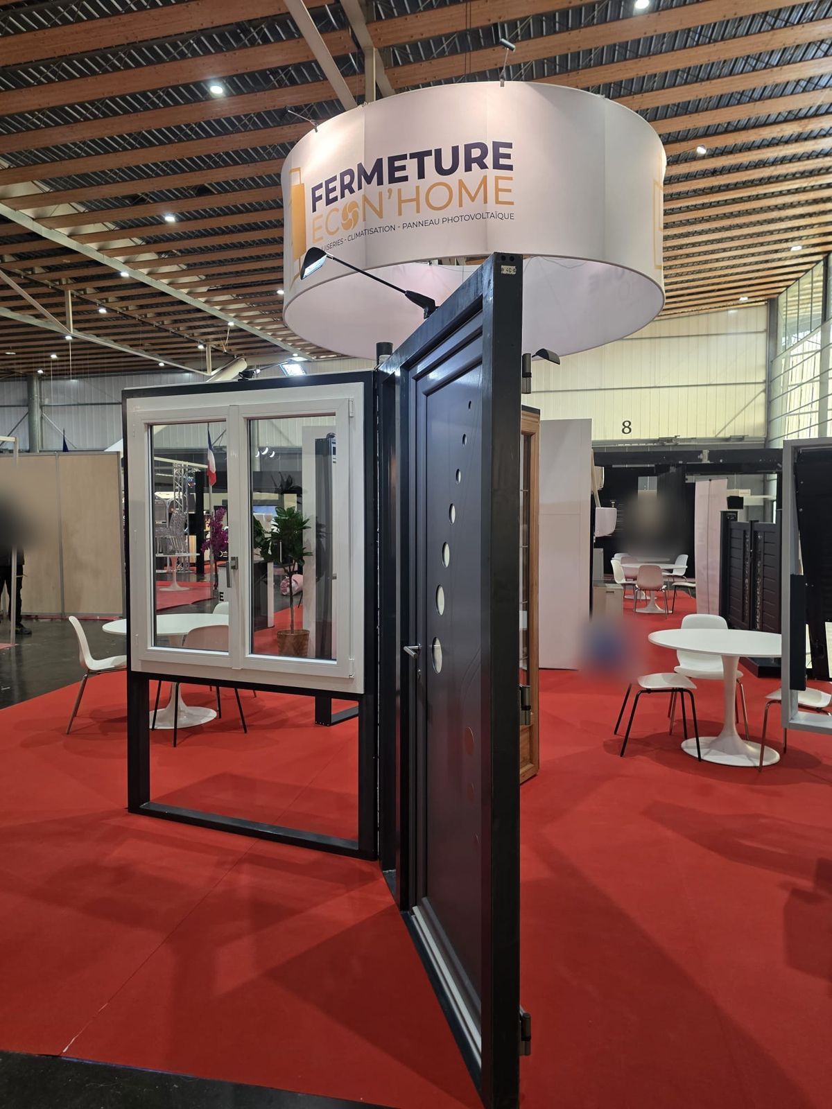 Fenêtre en aluminium et porte d'entrée noire exposées au bord de l'allée