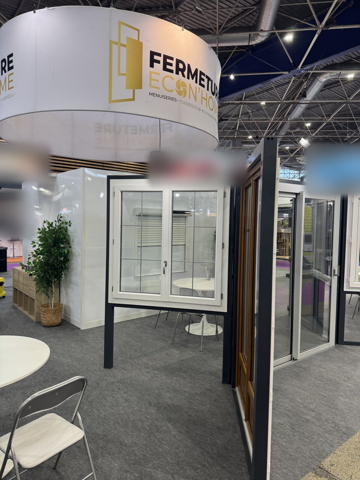 Fenêtre à deux vantaux et porte-fenêtre exposées sous l'enseigne ronde Fermeture Econ'Home