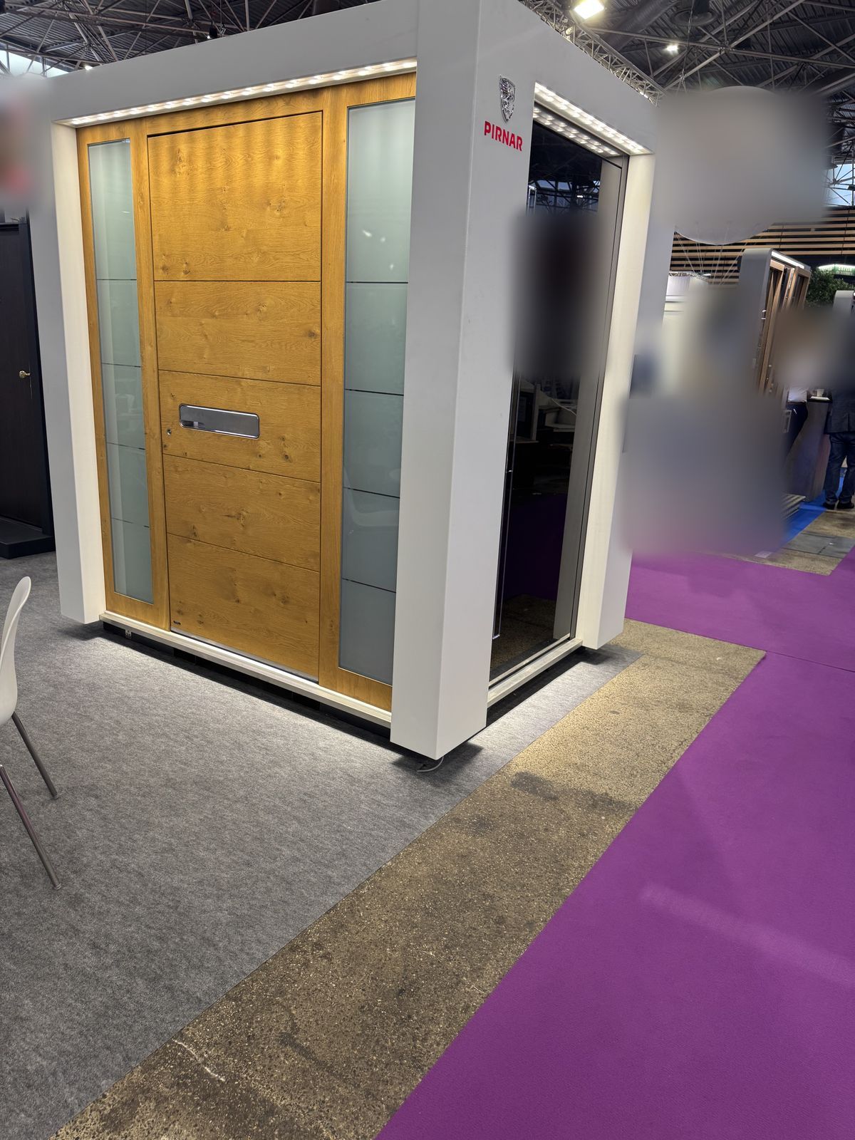 Porte d'entrée Pirnar ton chêne avec grande poignée et vitrages latéraux