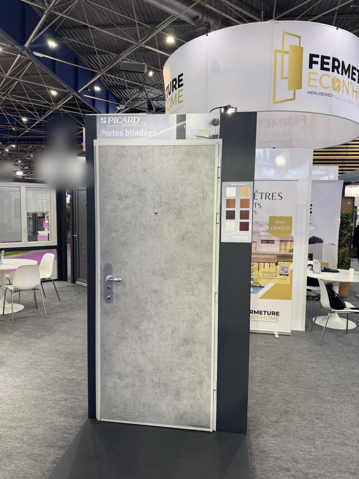 Porte blindée Picard au décor béton exposée au premier plan du stand