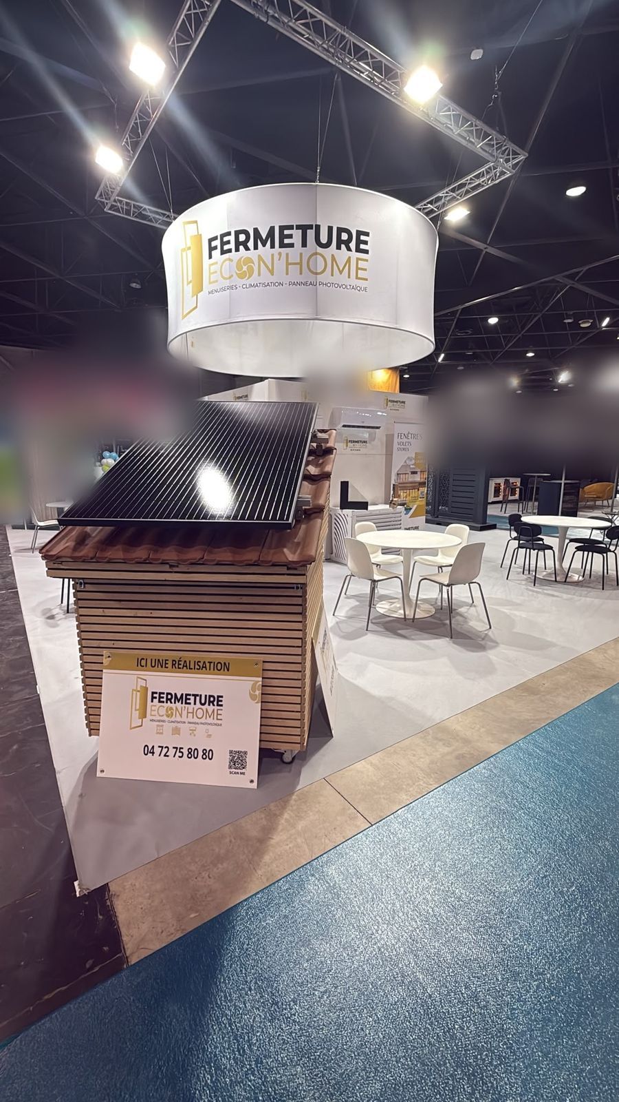 Maquette de toiture équipée de panneaux photovoltaïques noirs, à l'angle du stand