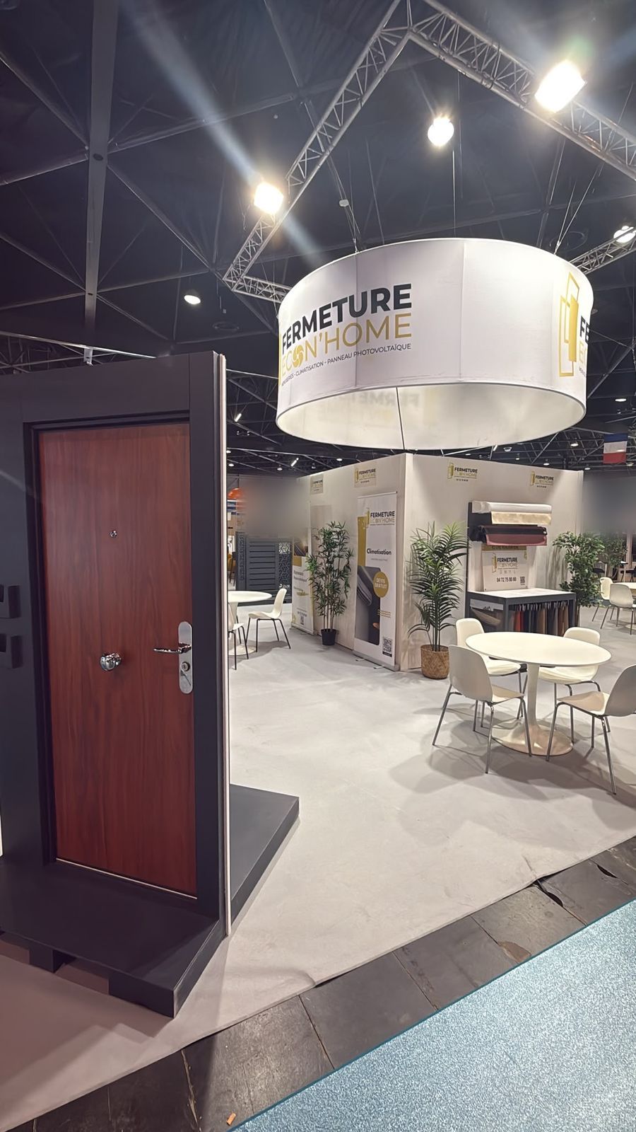 Porte d'entrée ton bois exposée au premier plan du stand