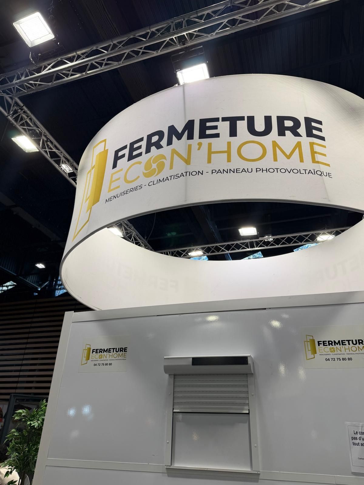 Cube d'exposition blanc avec volet roulant, sous l'enseigne ronde Fermeture Econ'Home