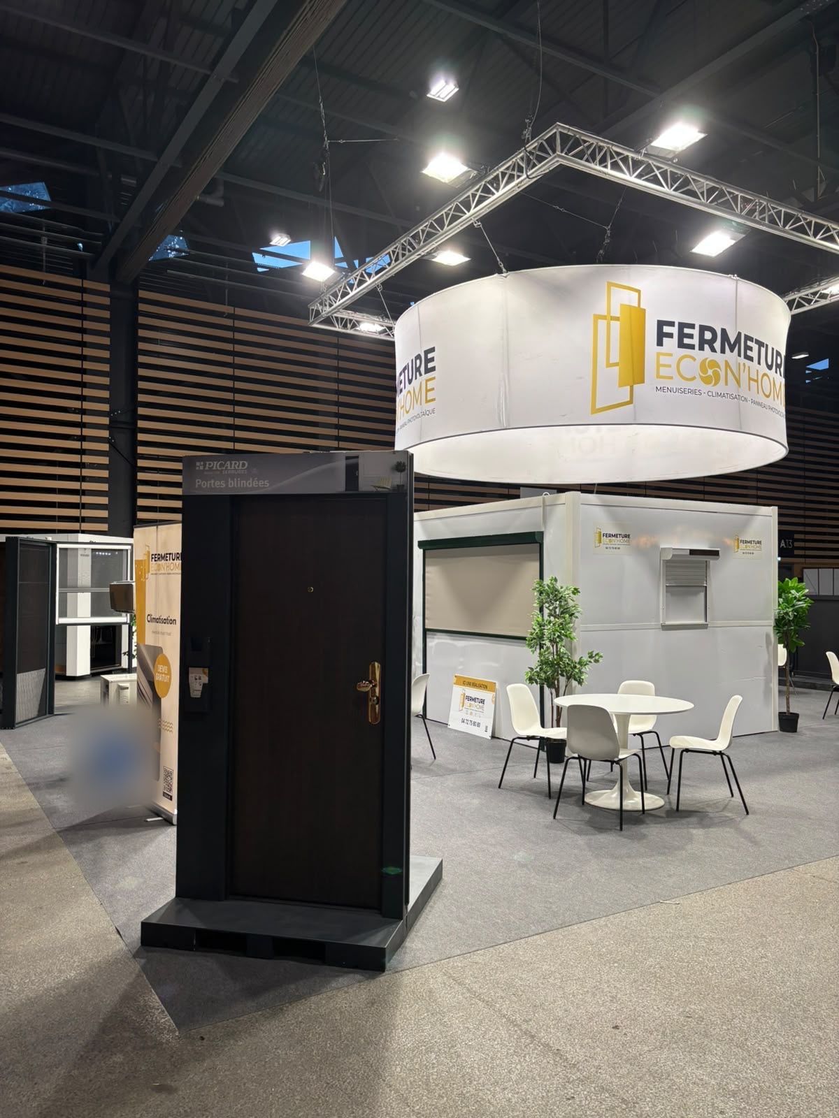 Porte blindée Picard noire exposée au premier plan du stand