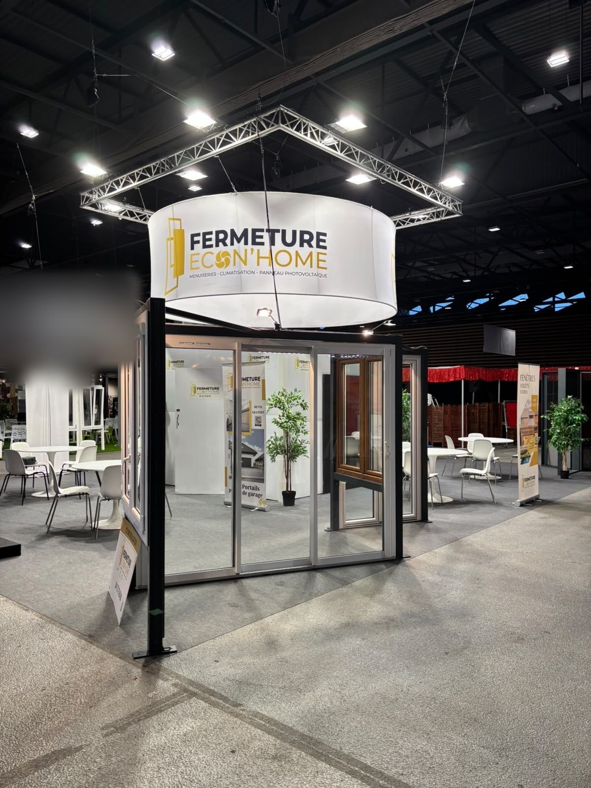 Baie vitrée en aluminium à grands vantaux exposée sur le stand