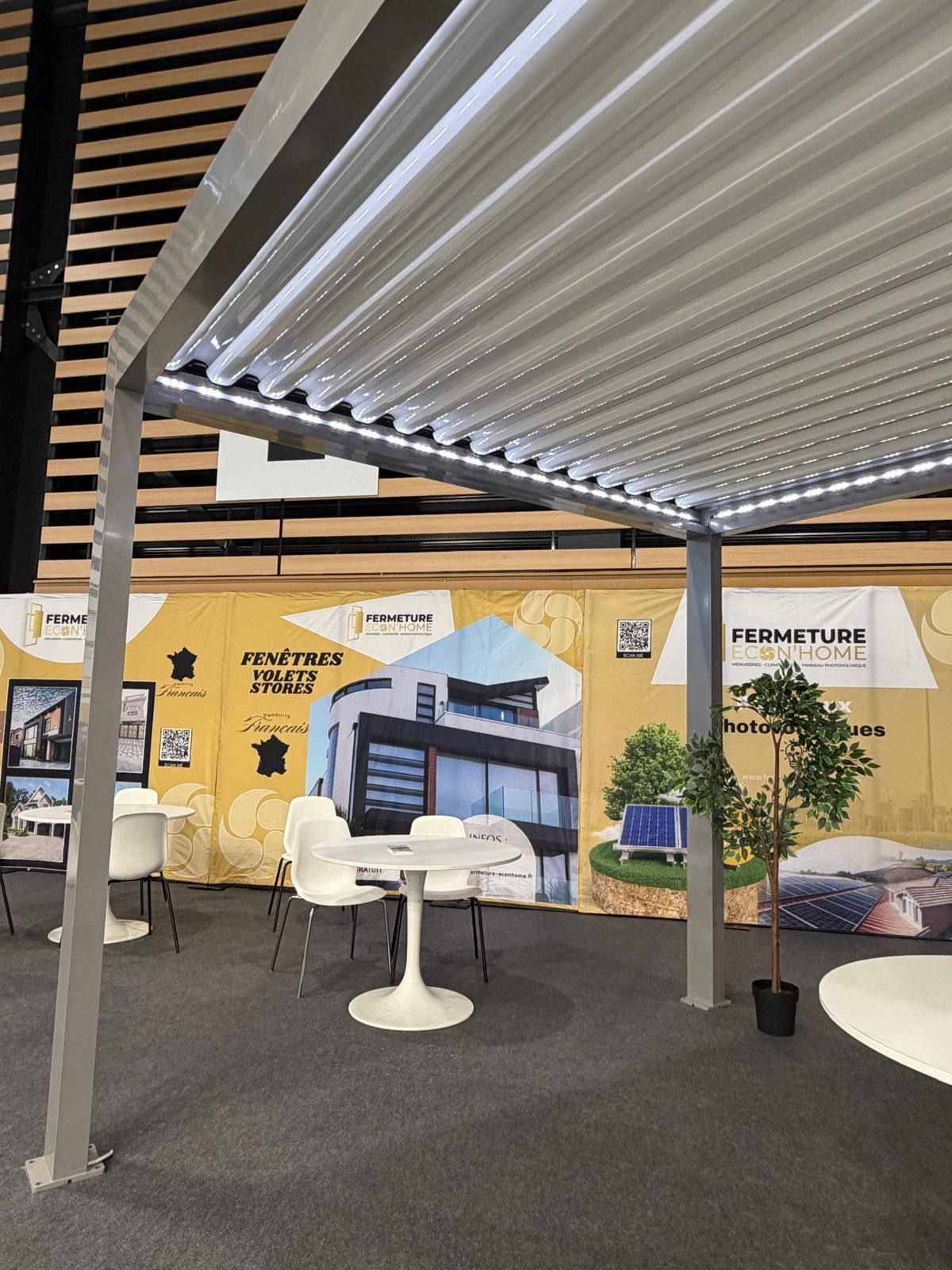 Pergola à lames orientables devant un mur d'images fenêtres, volets et stores