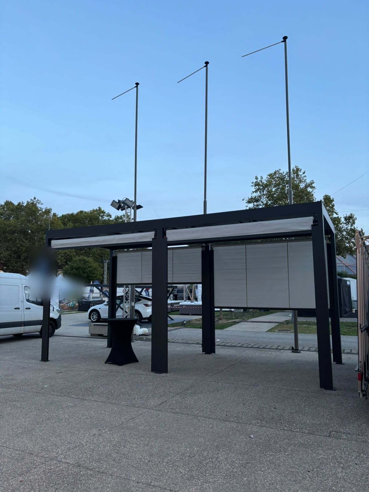 Pergolas en aluminium gris anthracite exposées à l'extérieur du parc des expositions