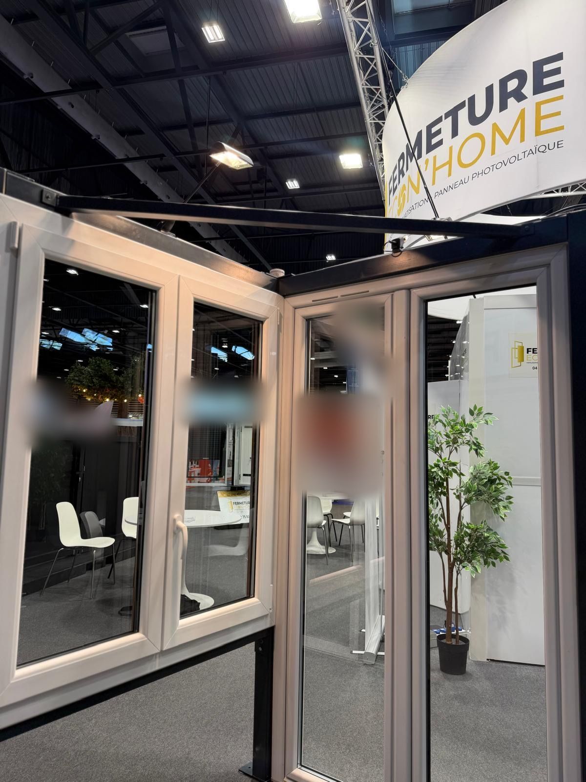 Fenêtres blanches et porte-fenêtre exposées sous l'enseigne ronde Fermeture Econ'Home