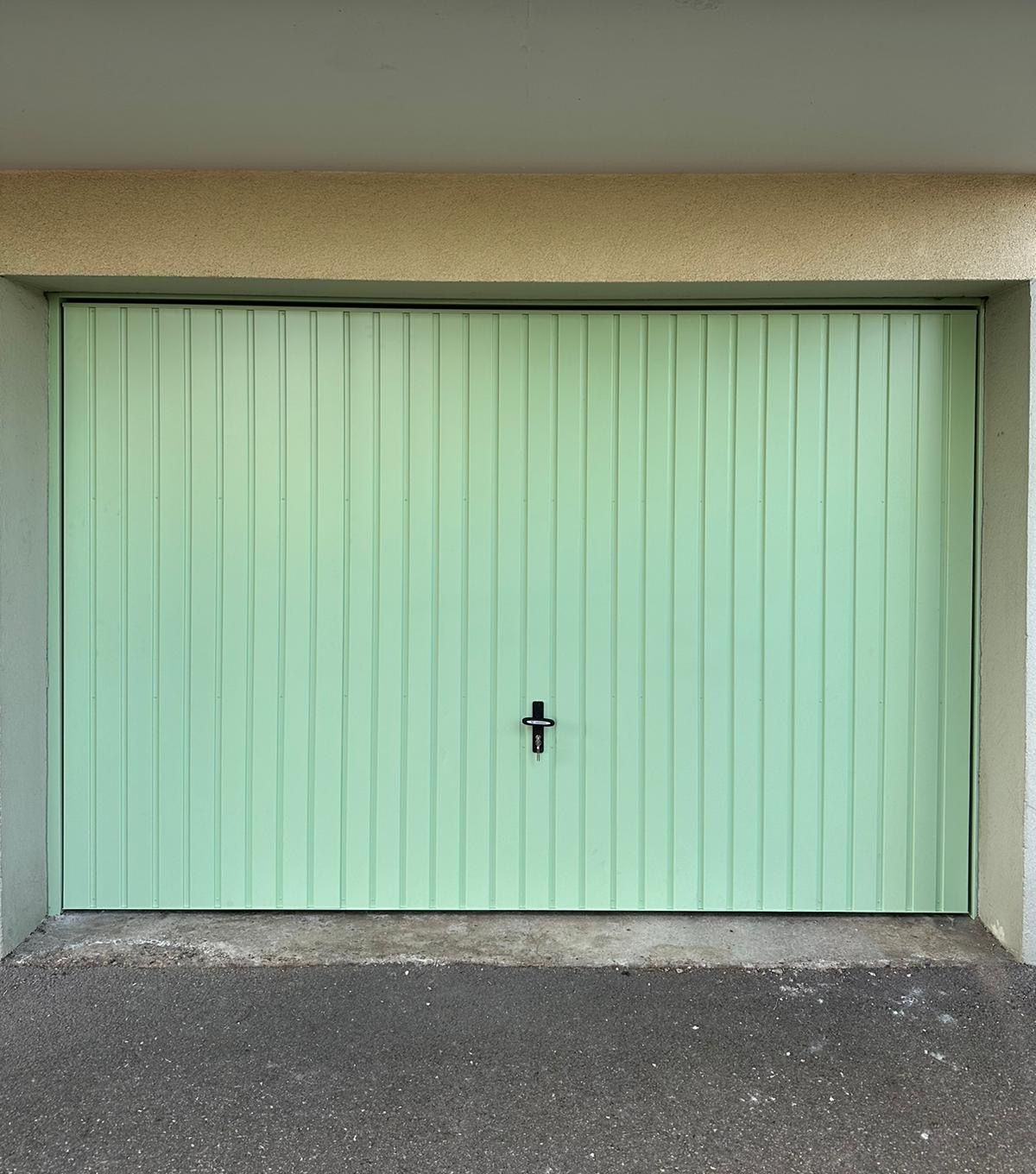 Porte de garage basculante vert d'eau à rainures verticales