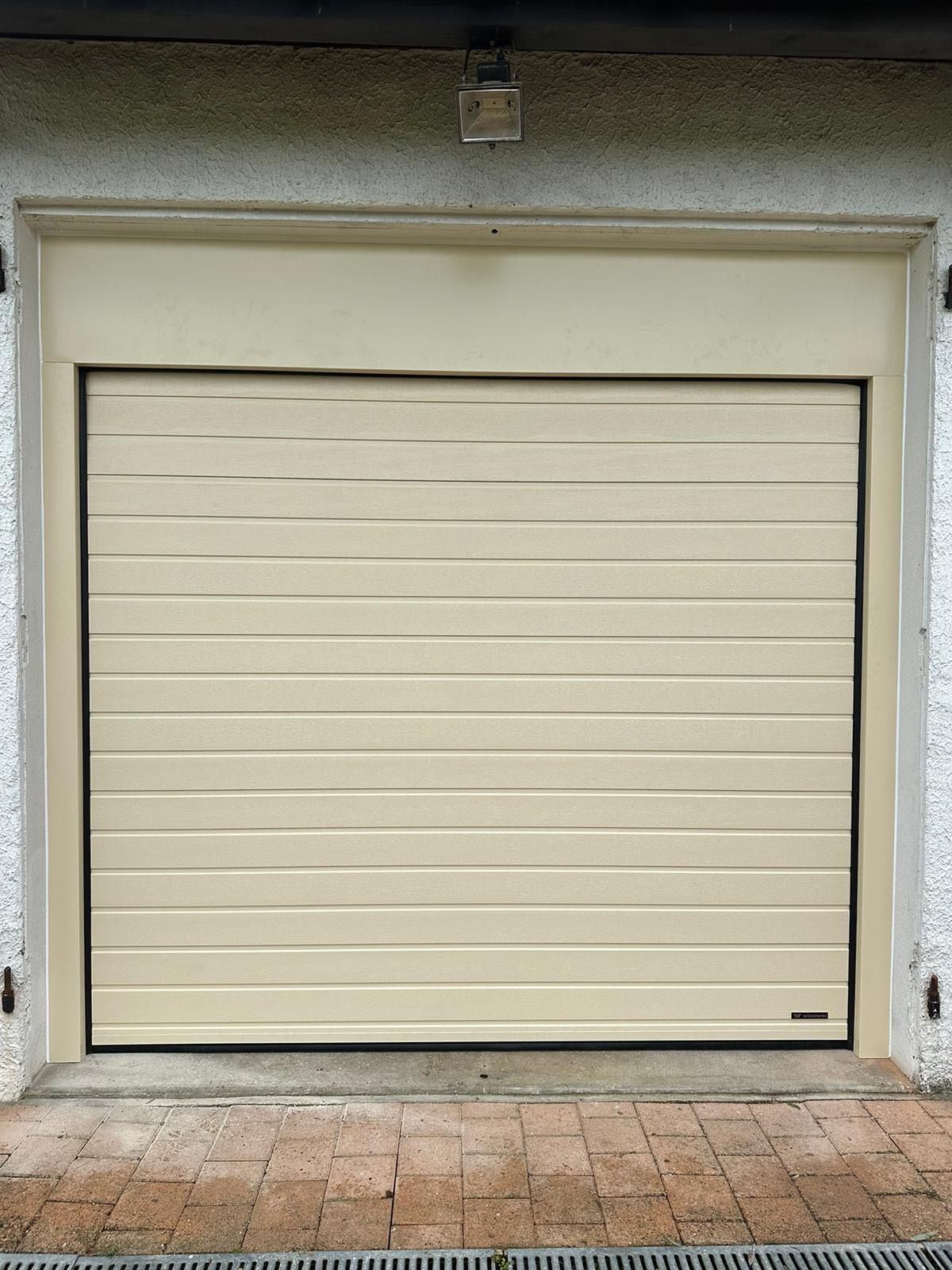 Porte de garage sectionnelle beige à rainures horizontales