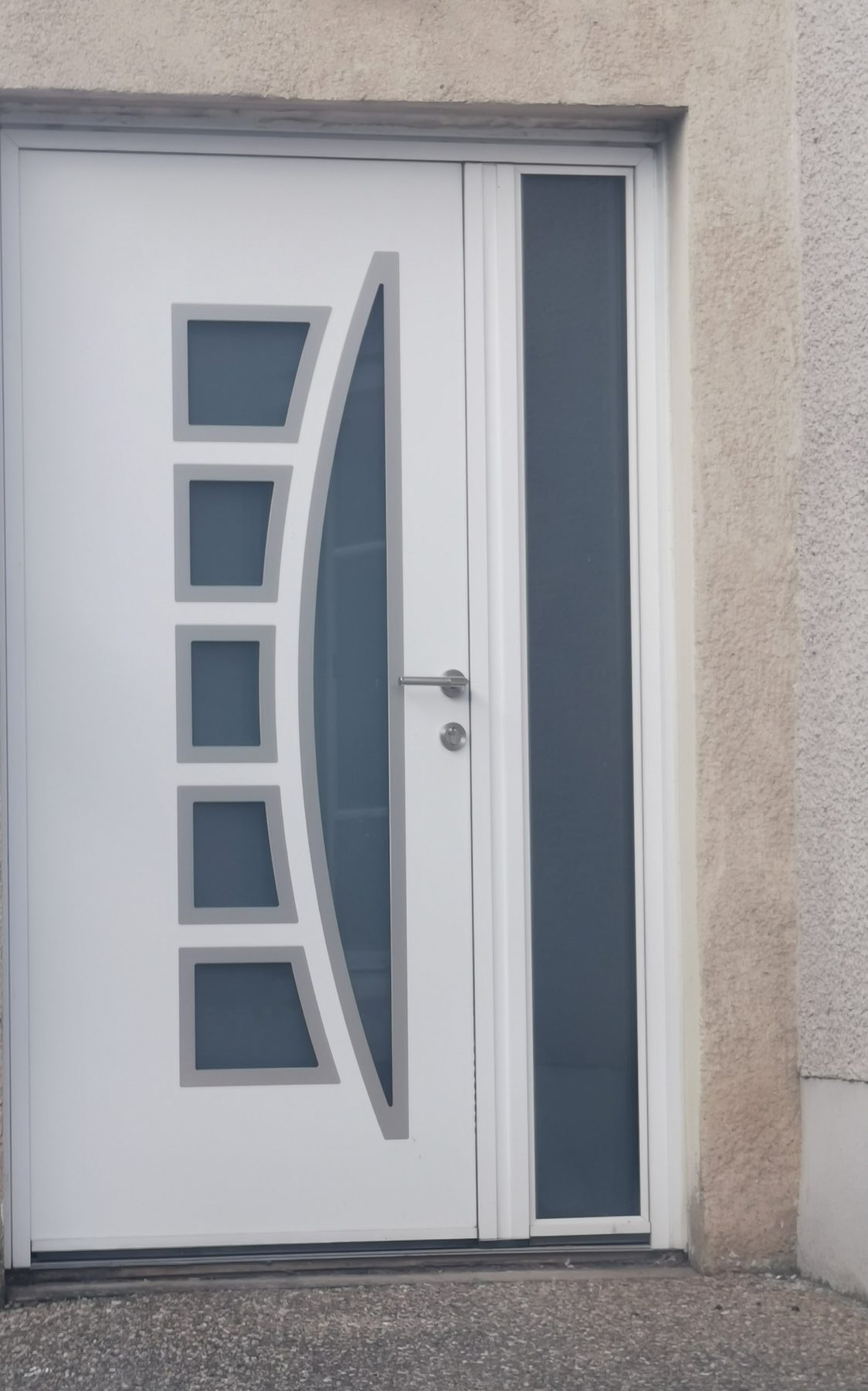 Porte d'entrée blanche à inserts vitrés en arc, avec fixe latéral vitré