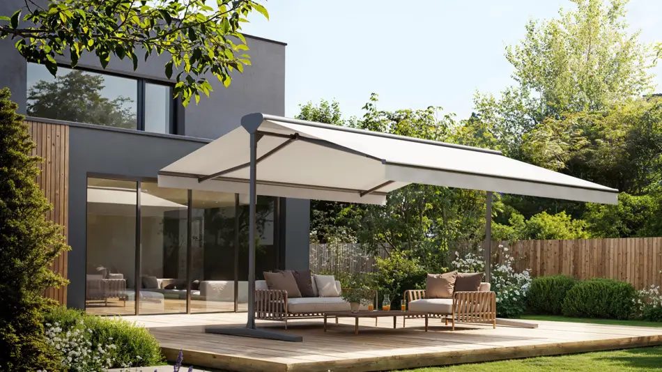 Store double pente autoportant à toile écrue abritant un salon de jardin sur une terrasse en bois