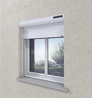 Volet roulant solaire à coffre blanc compact, partiellement baissé sur une fenêtre blanche, capteur solaire intégré au coffre