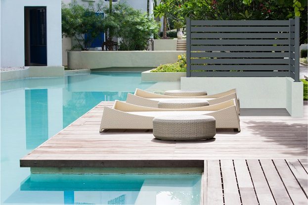 Clôture gris anthracite à lames horizontales au bord d'une terrasse avec piscine