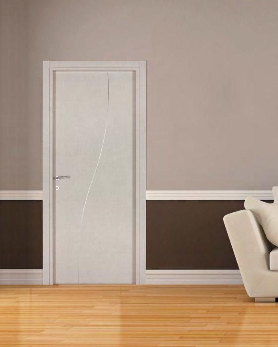 Porte d'intérieur gris clair à fine rainure courbe, dans un salon au parquet clair