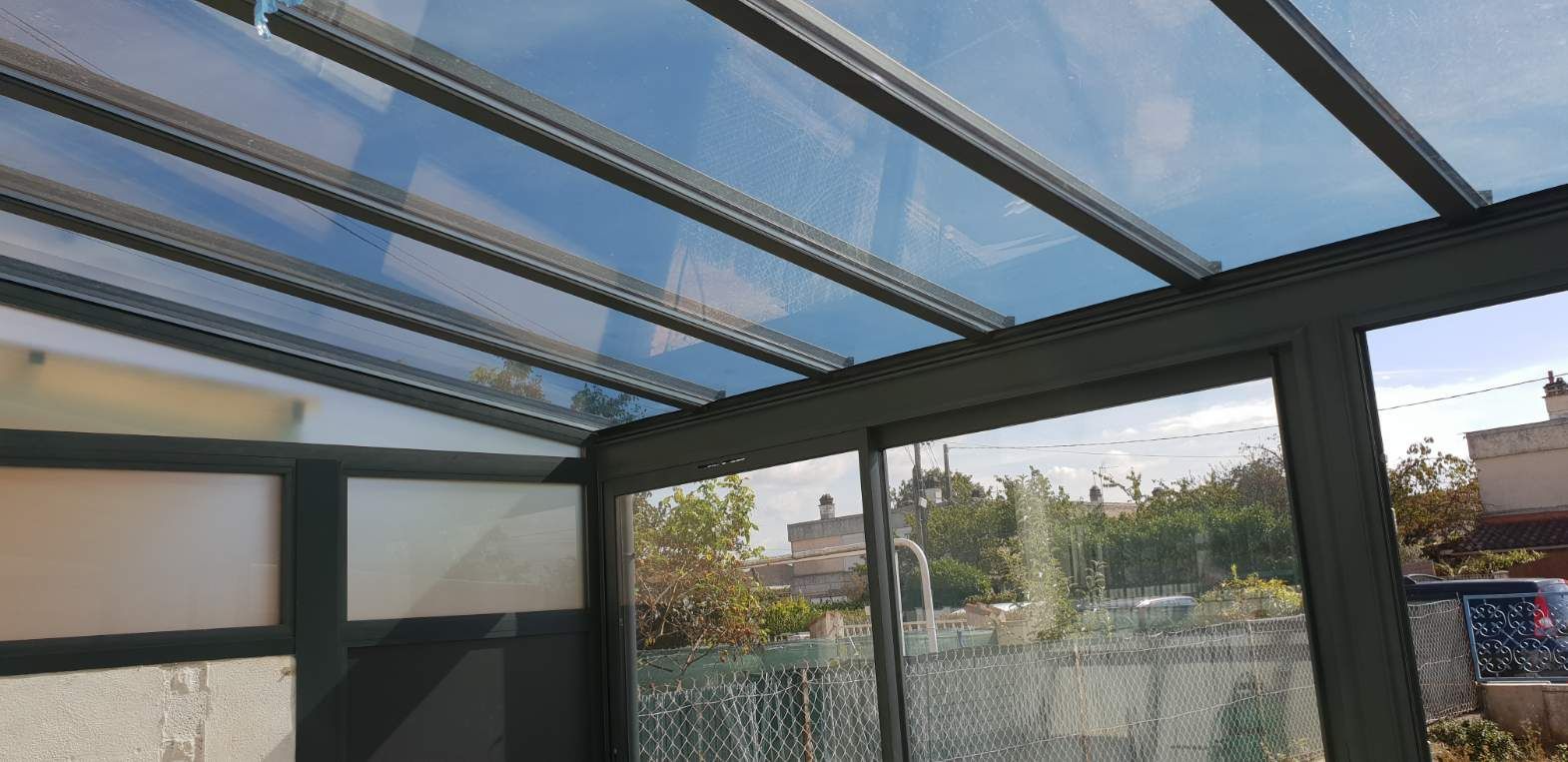 Vue intérieure d'une véranda en aluminium avec sa toiture vitrée